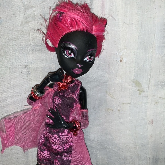 Two Monster High Dolls Catty Noir Pink Hair and Monster high outfits 2013 Mattel - Picture 8 of 12